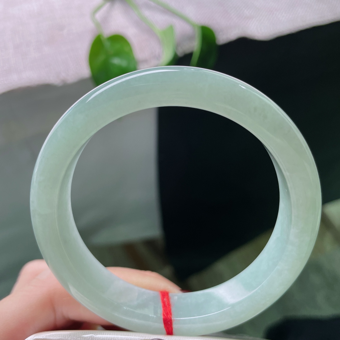 56.8/12.8/8，浅绿底正圈，芙蓉绿，干净清爽，自然通透，一点皮纹不显，无裂，ss50715a