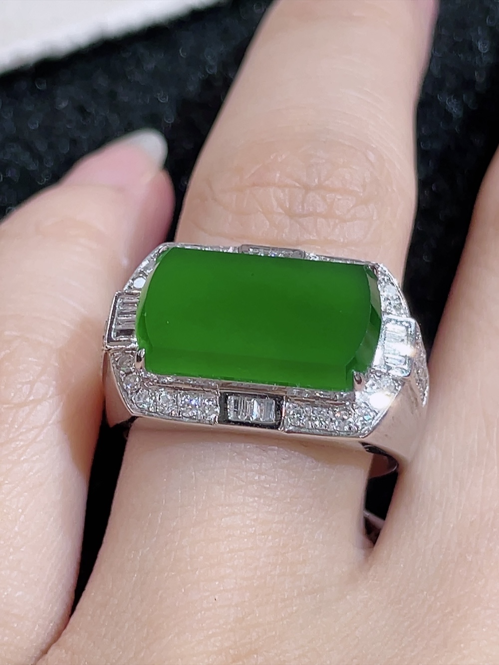 ️冰绿大马鞍戒指，无裂，18k金镶嵌，种水，重金镶嵌，南非钻镶，厚装饱满，高端大气，时尚百搭，性比