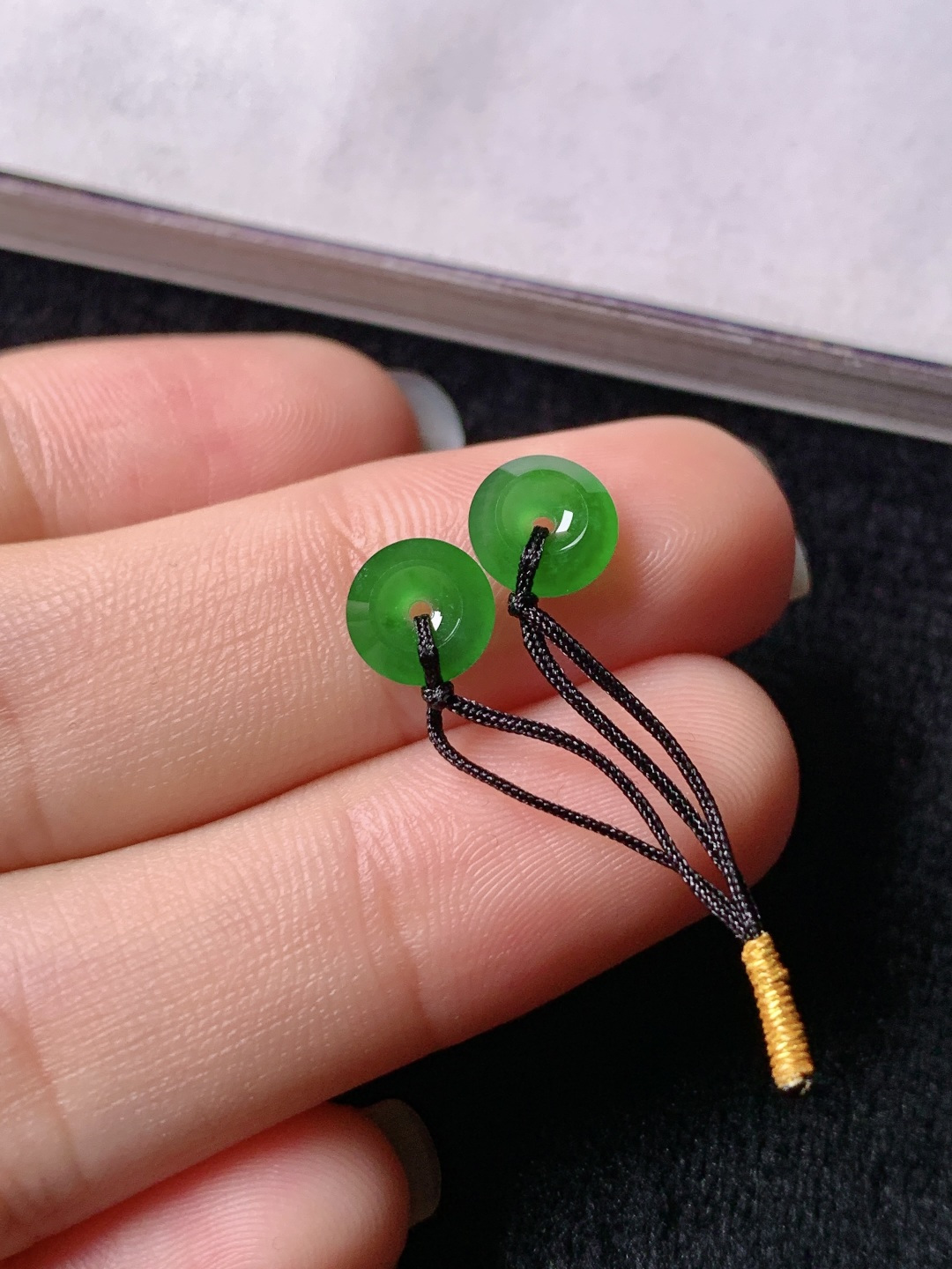 ️冰绿扣子一对，色泽浓艳，0417尺寸6.8*2.3/6.6*2.3