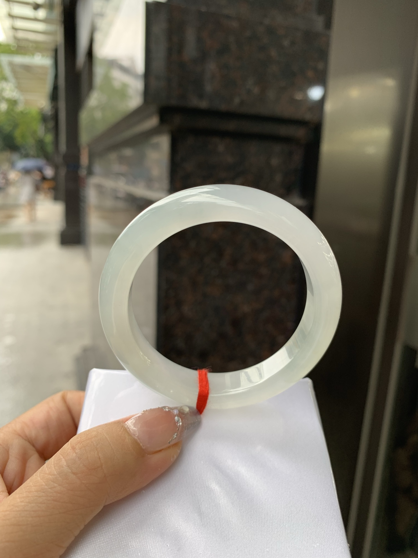 白冰正圈52.5-8.5-11.70417-H783-40打灯棉絮，底妆冰润细腻，一腕清透，简约清爽，不挑肤色年龄，给人一种清雅脱俗，天真纯美的感觉，真不愧是翡翠中的初恋