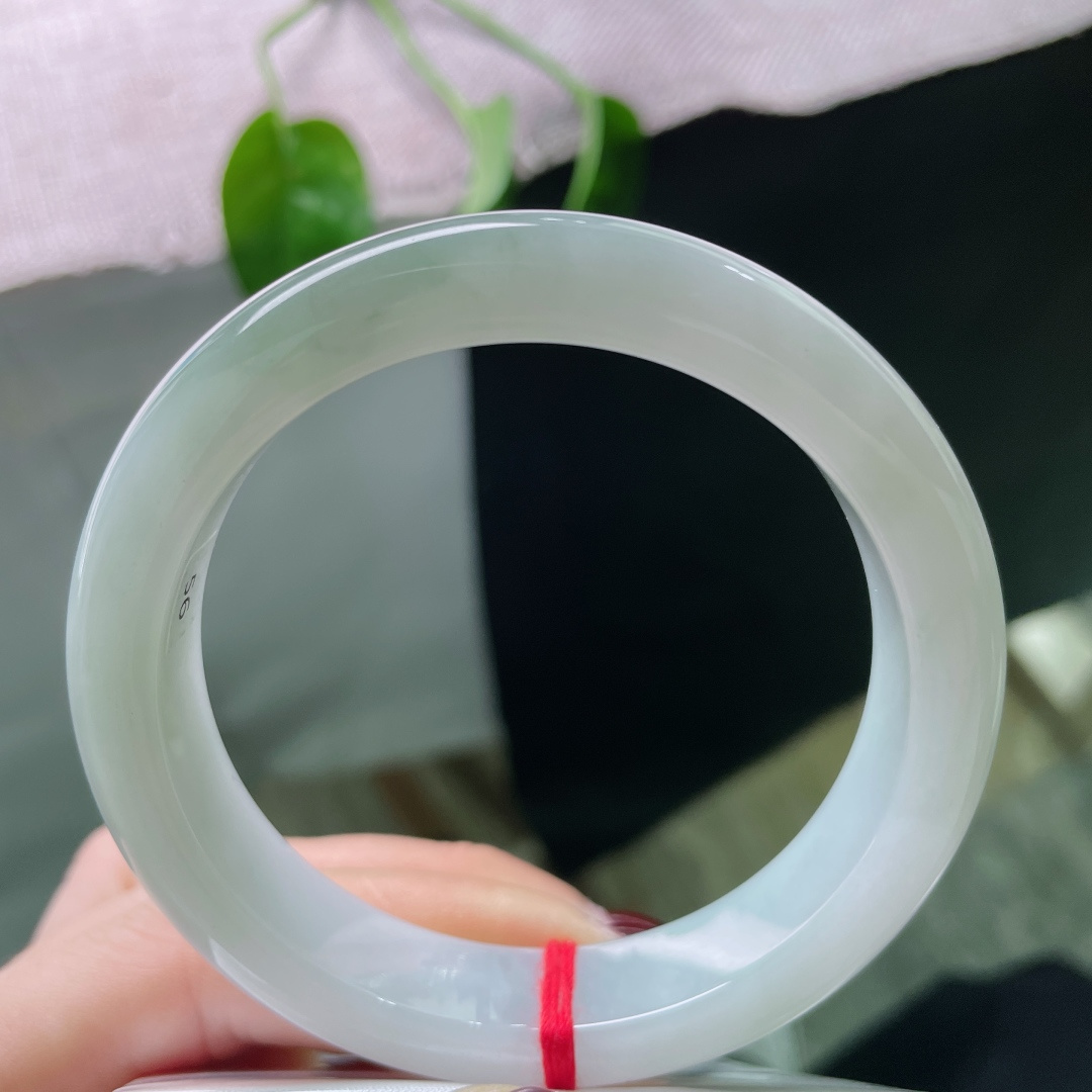 56.1/11.3/8.6绿底正圈，水润细腻，清新简约大方，贵气，无裂，ss49262a