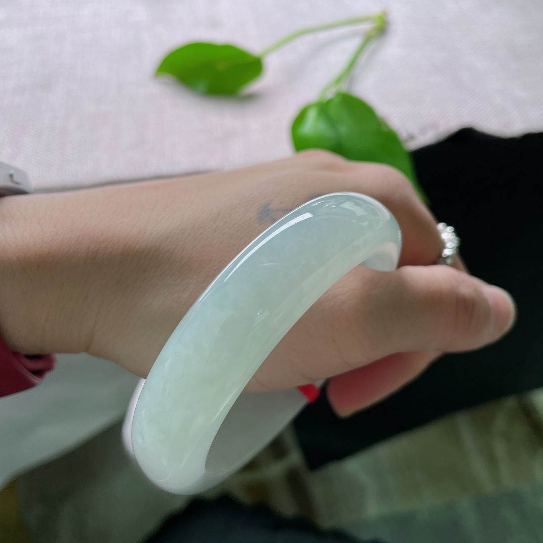 55.1/14.5/8.4淡绿底正圈，宽版轮胎镯，颜色清爽，淡雅倾心，时尚，无裂。ss50231a