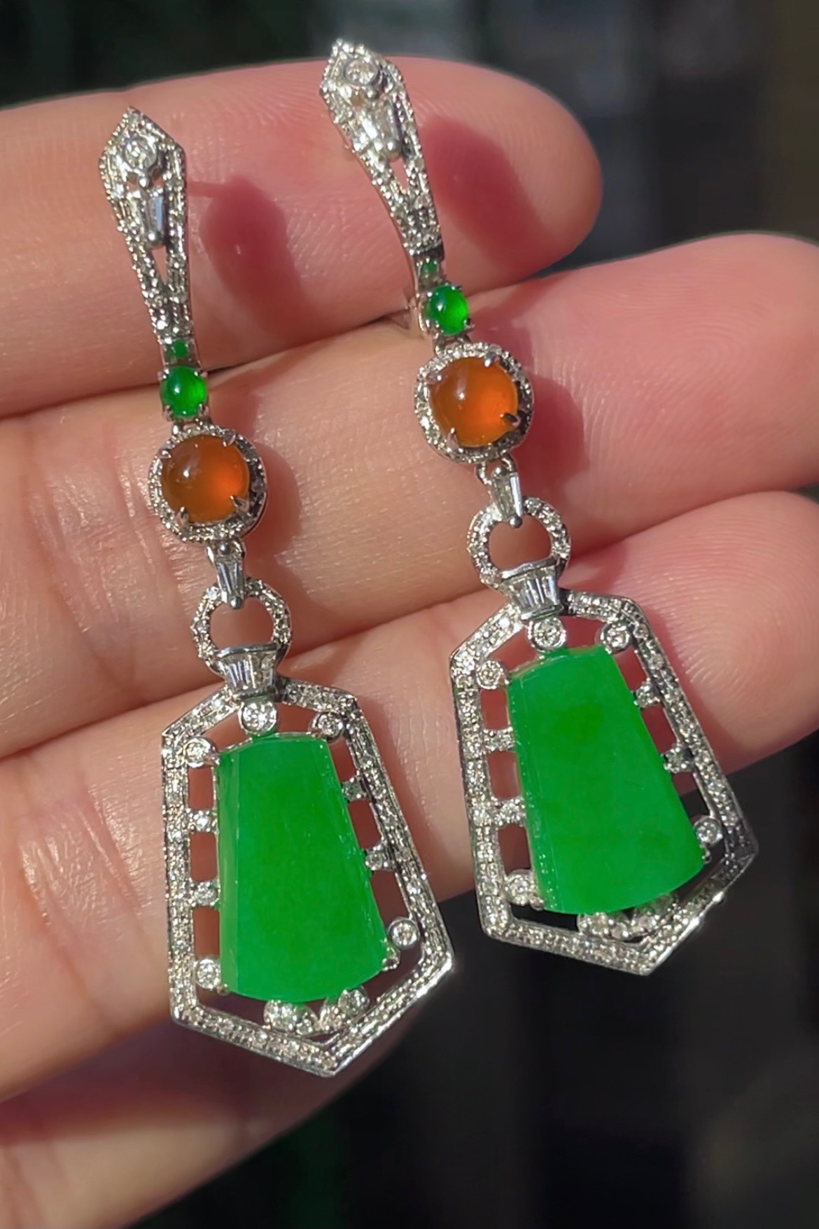️，高冰阳绿，耳环，大件饱满，通透水润，玉质细腻，翠色鲜艳，18k金奢华钻石镶嵌，12.2-8.0-2.5