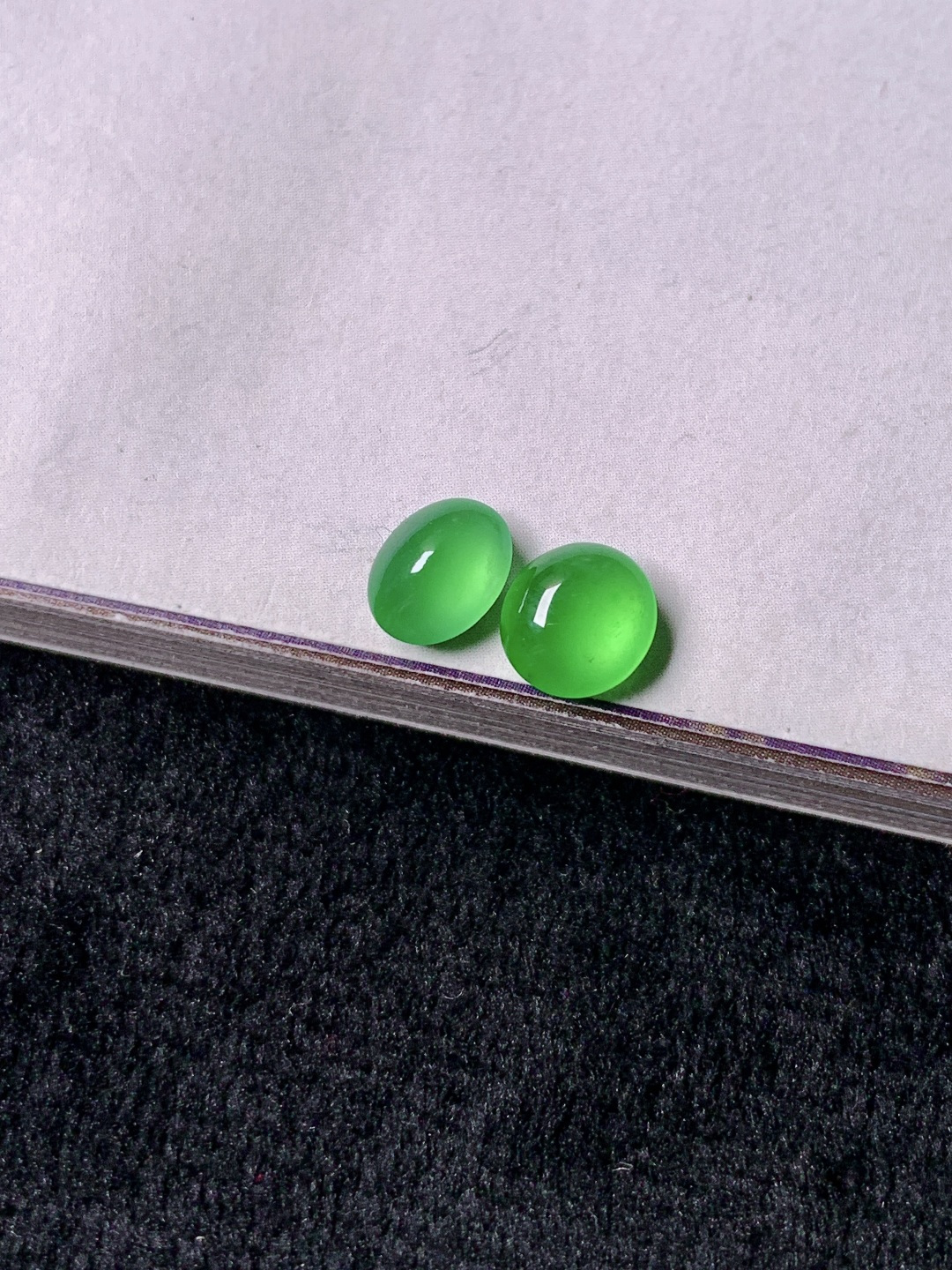 ️阳绿蛋面一对，色泽浓艳，0417尺寸6.3*5.8*3/6.5*4.8*3