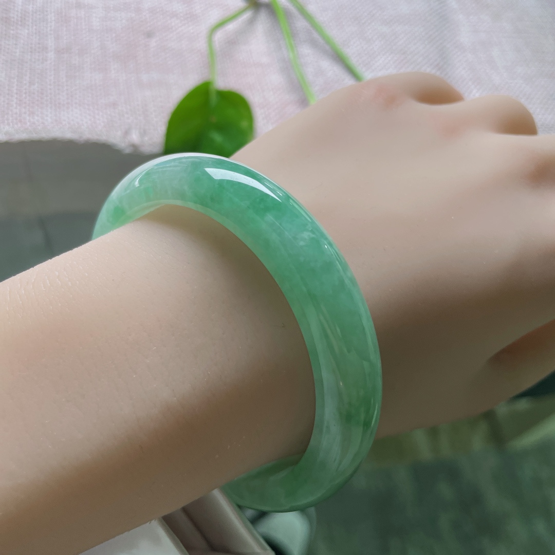 56.2/12.1/7.9，绿底正圈，将一整个盎然的夏天，藏进盈盈一方。一点洒金不明显，皮纹，ss50678a