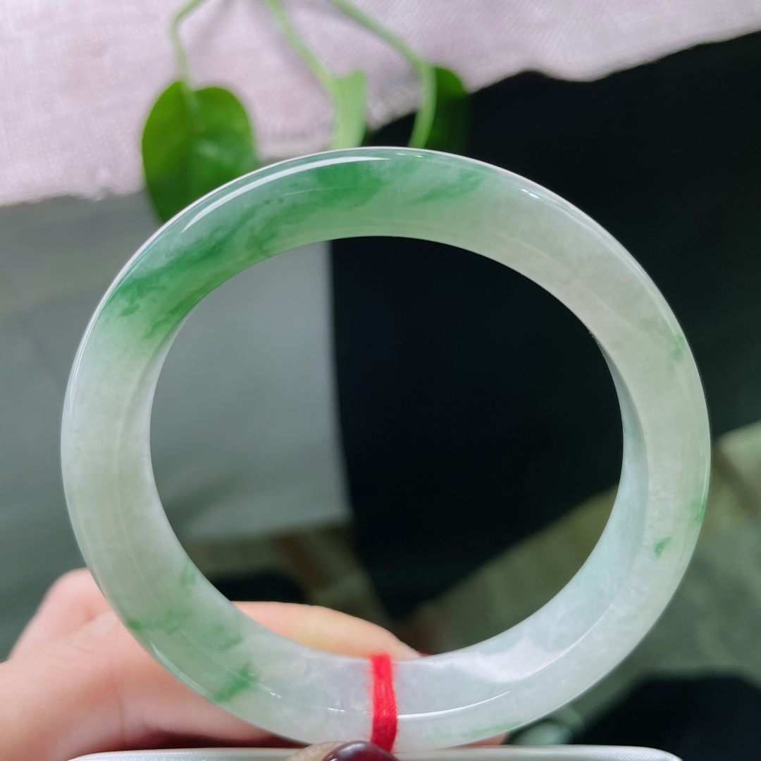 55.3/10.7/7.9飘绿正圈，像极了雨后的山林，清透的底子上，浮着几缕鲜活的绿。无裂，ss50