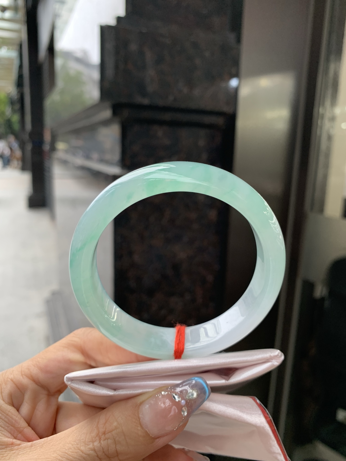 冰飘绿花宽版正圈，57.3/14/8，0417-N460，打灯细纹，底妆冰润细腻，春风十里不如腕间一抹绿，绿花如春日的嫩草，仙气缭绕，很有意境，古典优雅令人沉醉其中