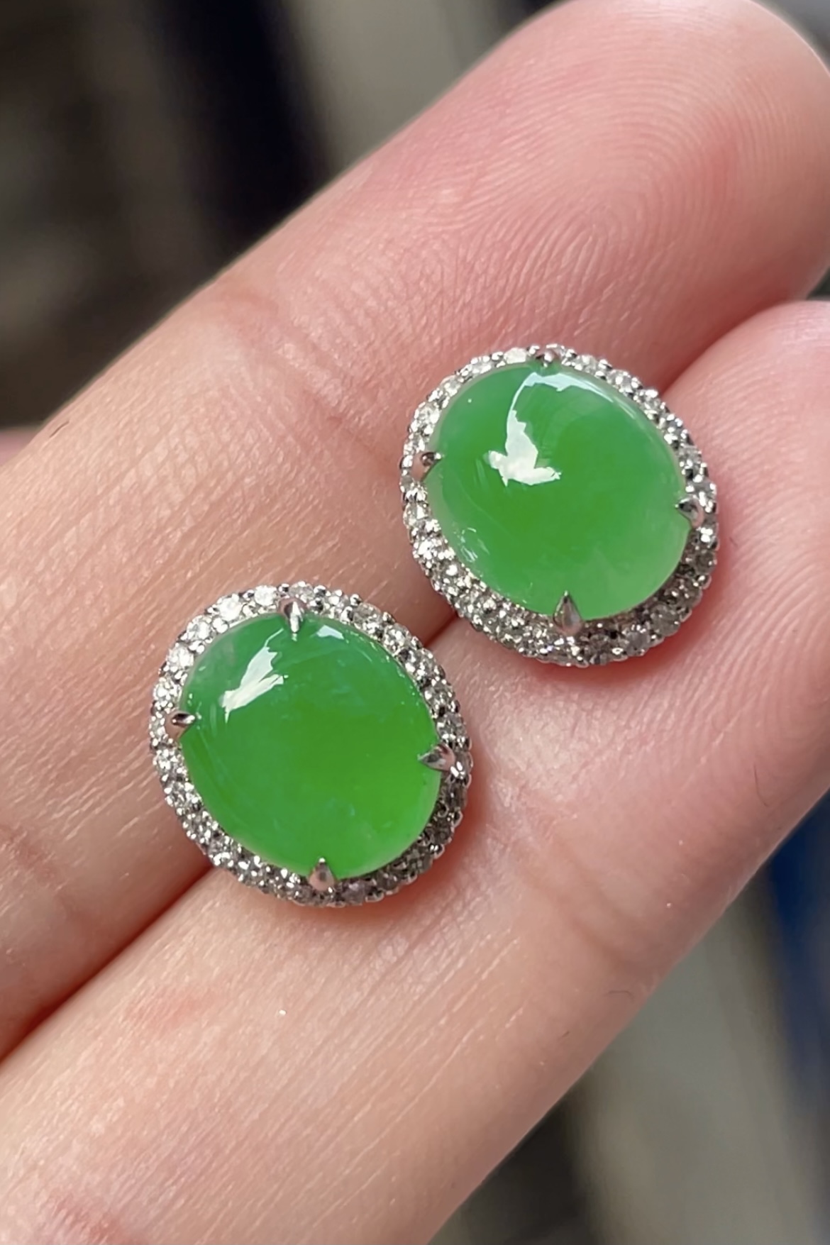 ️【冰种阳绿，耳钉】大件饱满， 通透水润，玉质细腻，翠色鲜艳，18k金奢华钻石镶嵌️，9.1-7.5-3.8