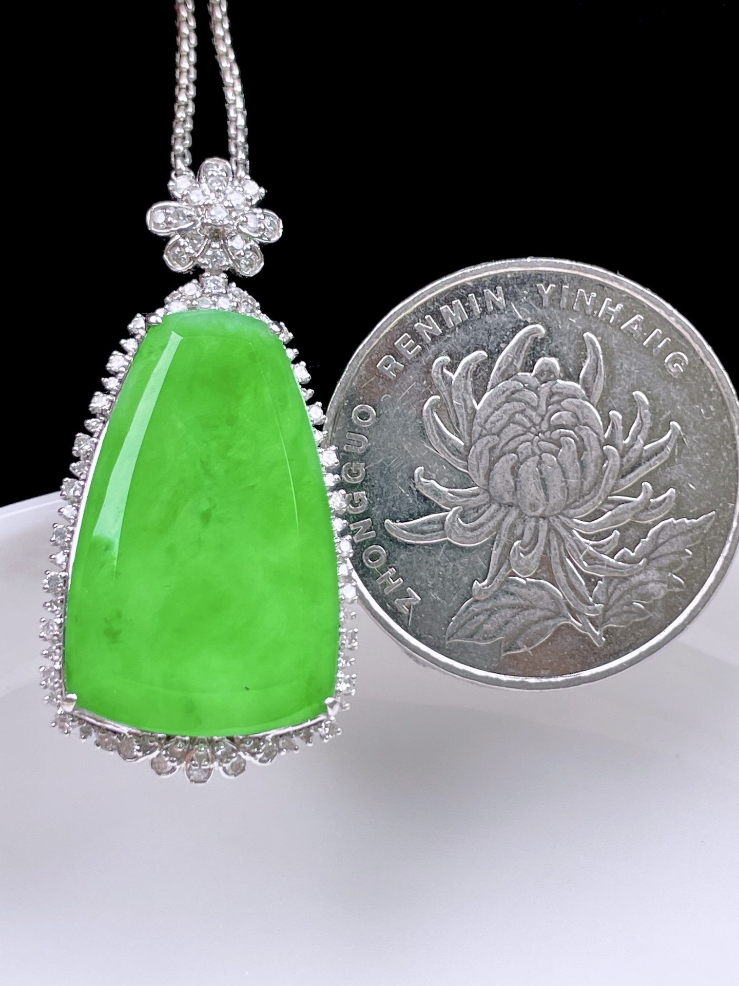 ️ 冰种阳绿无事牌 色泽鲜艳，种老水润，18k金镶嵌 整体：35.6/17.3/8.6 裸石：23.3/14.7