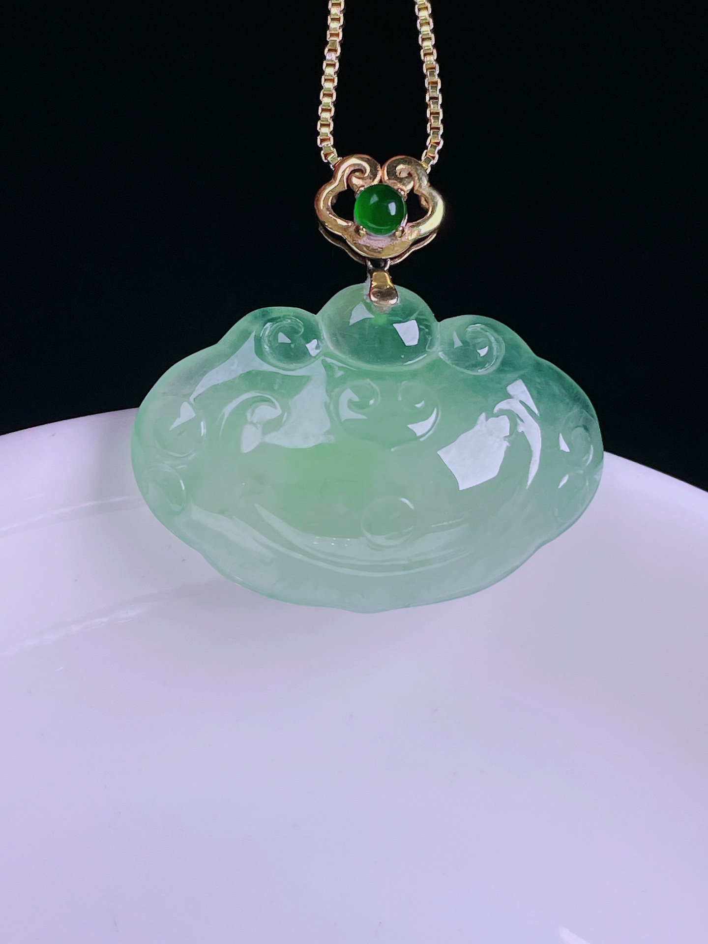 ️冰绿如意，老种起光，细底通透，尺寸：25.7。19.3/27.3/7.9mm0417