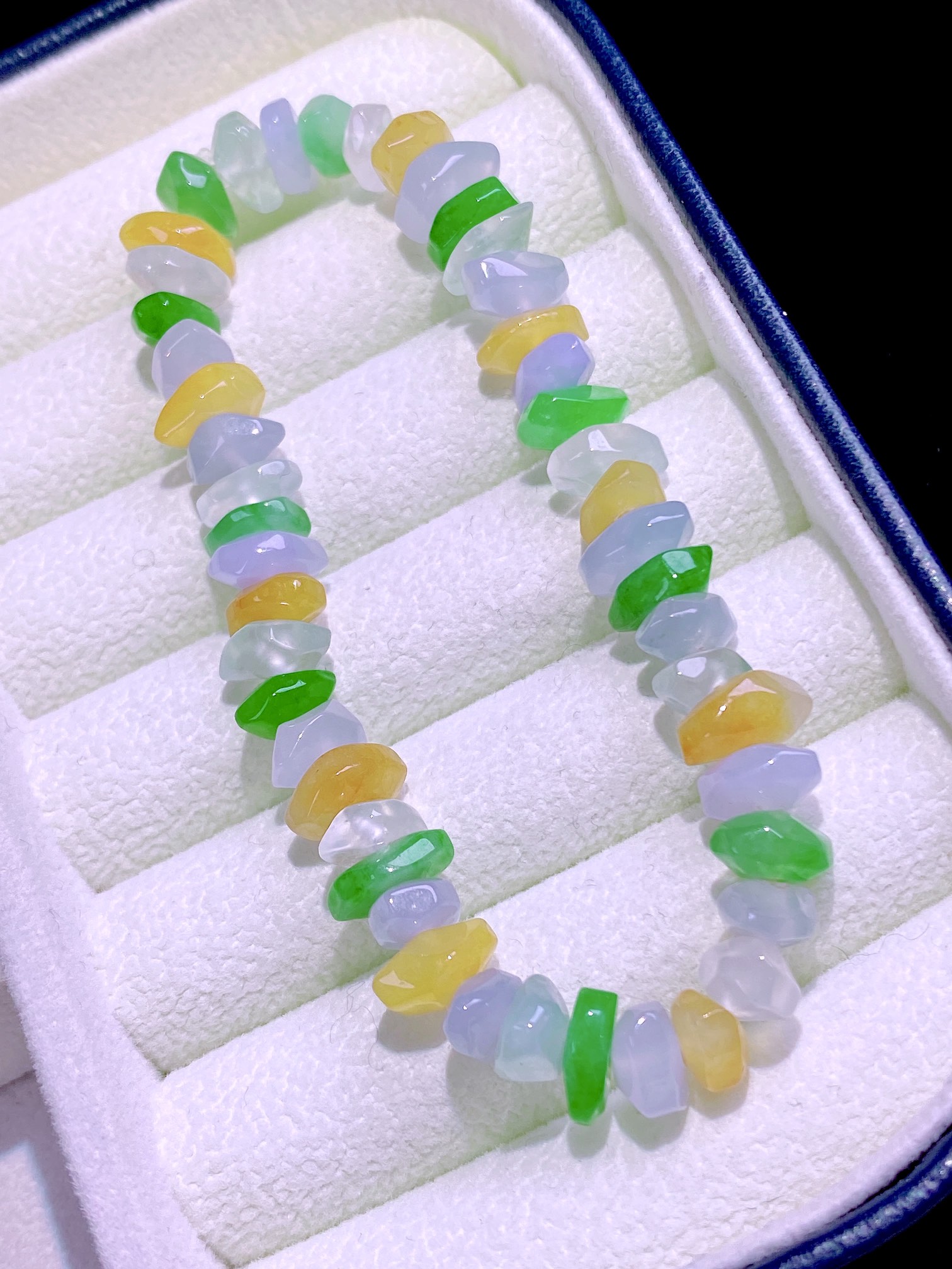 ️ 所有美好 长驻你心 …天然翡翠冰种多彩手串 说不尽的婉约 冰种起胶品质卓越 佩戴高贵华美 十分出彩 另人向往，8-6.8-3.5