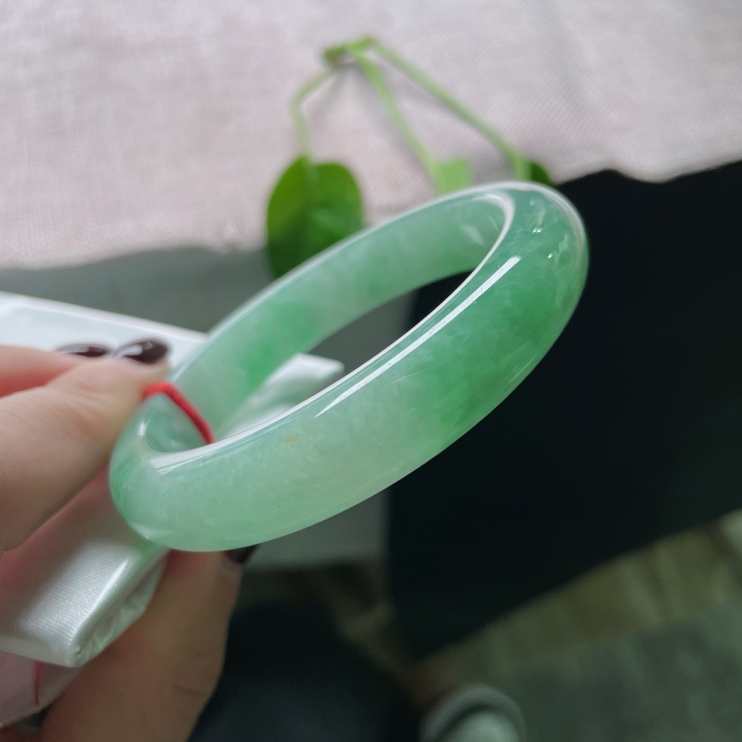 56.2/12.1/7.9，绿底正圈，将一整个盎然的夏天，藏进盈盈一方。一点洒金不明显，皮纹，ss50678a