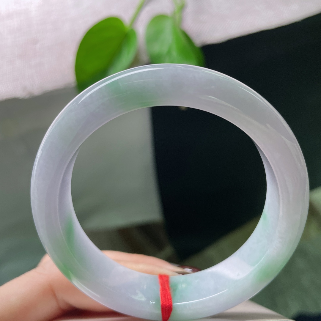 55.4/14/8.9，春带彩正圈，紫为云霞，绿为远岫，是玉中难得一见的“泼彩”意境。无裂，ss50448a