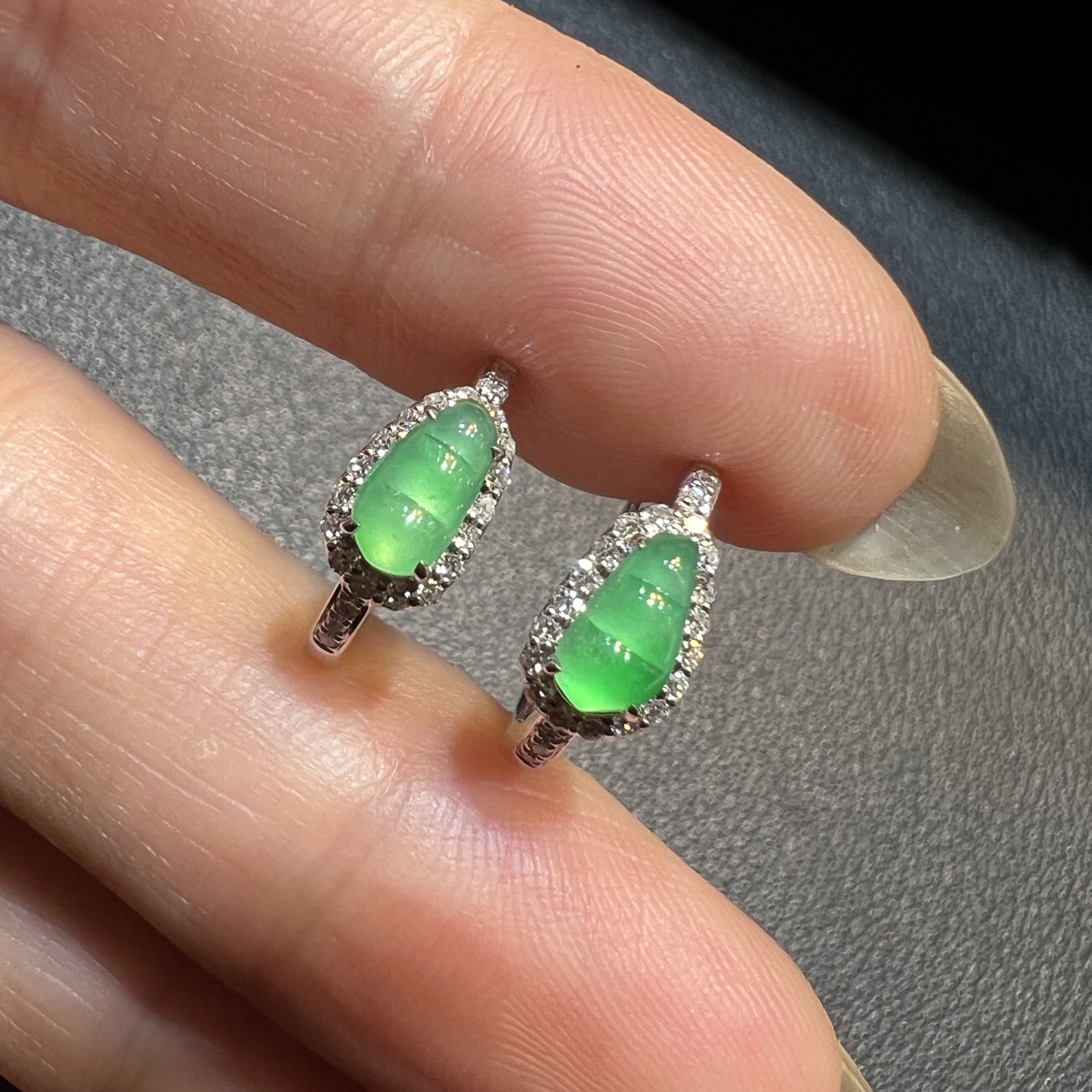 ️18k金钻石镶嵌冰种起光阳绿翡翠豆子耳包福豆耳环耳钉精品天然缅甸A货，6.4-3.9-8.6-5.3-4.7