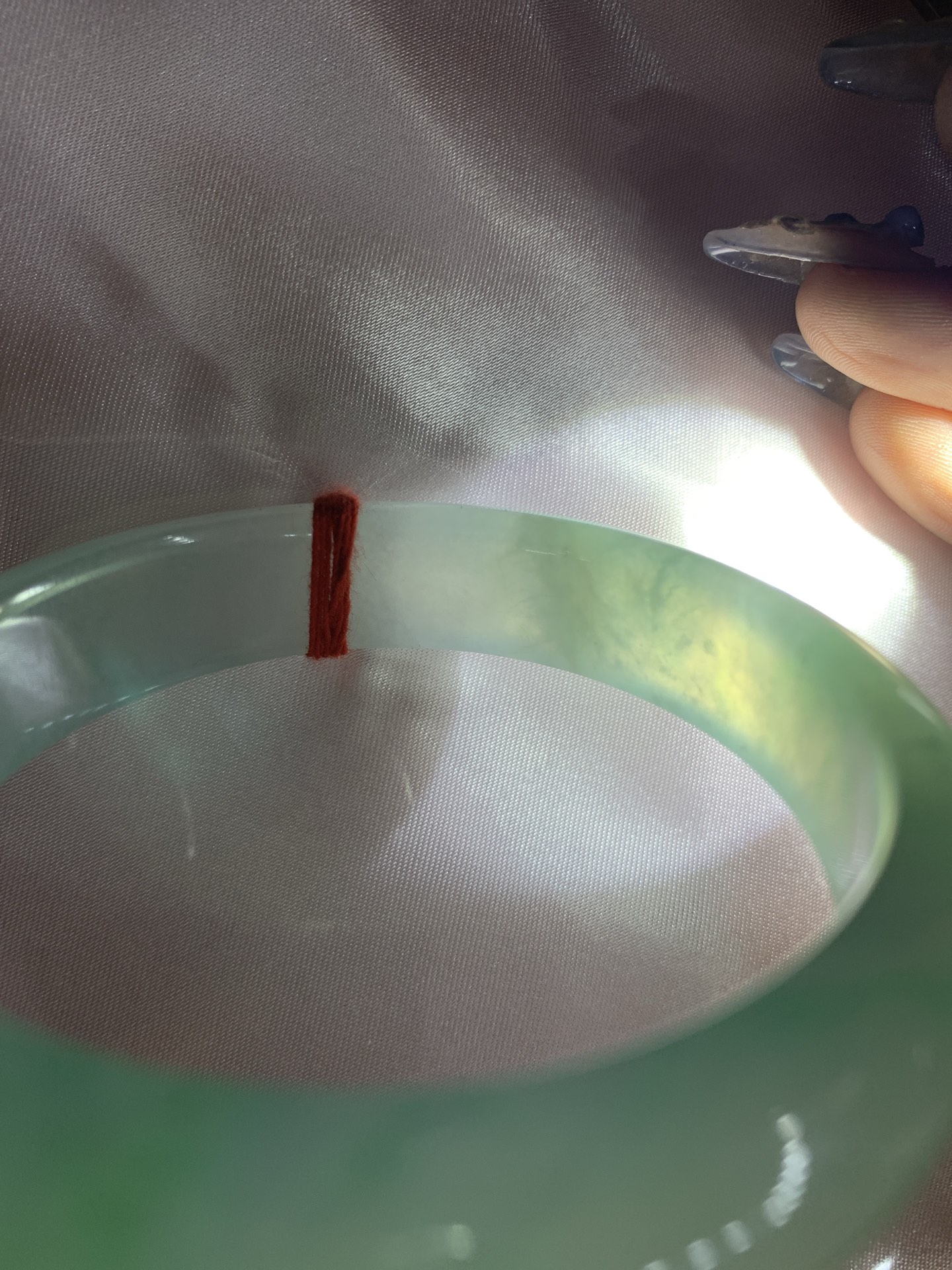 冰飘绿花宽版正圈，57.3/14/8，0417-N460，打灯细纹，底妆冰润细腻，春风十里不如腕间一抹绿，绿花如春日的嫩草，仙气缭绕，很有意境，古典优雅令人沉醉其中