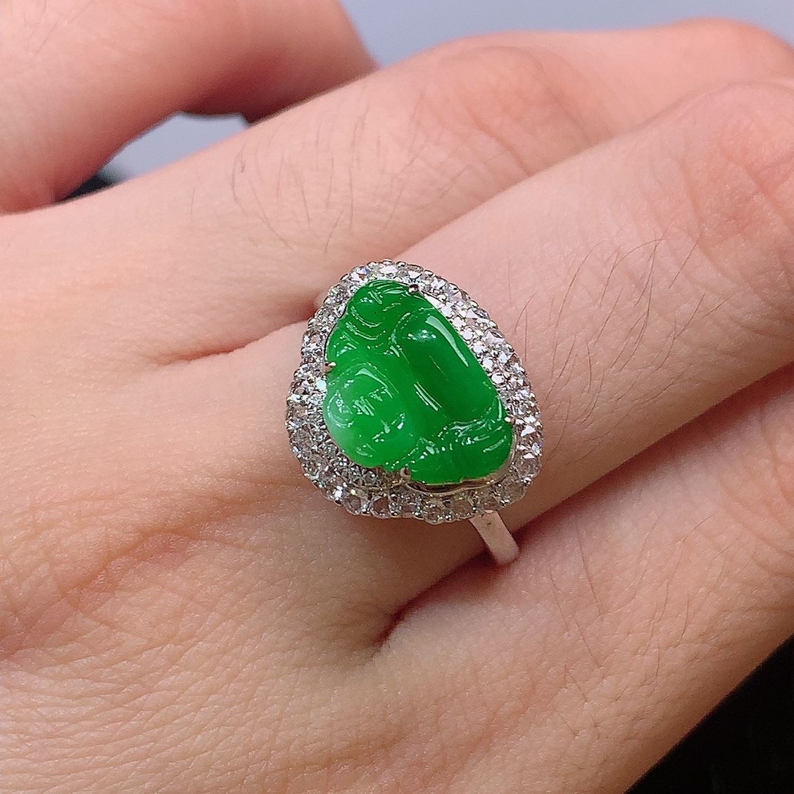 ️️冰阳绿佛公女戒。种老色阳，无裂底子细腻，佩戴优雅大方，8.3-11.9-7.7