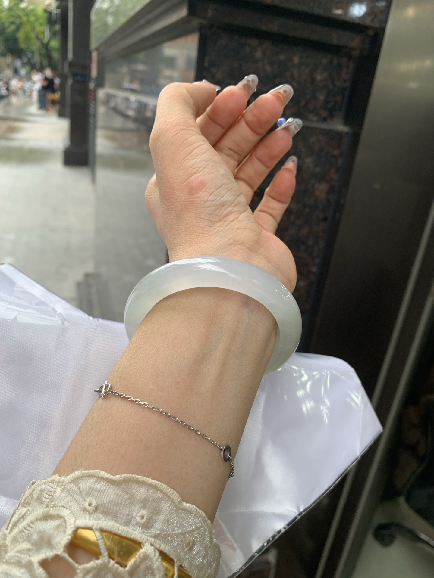 白冰正圈52.5-8.5-11.70417-H783-40打灯棉絮，底妆冰润细腻，一腕清透，简约清爽，不挑肤色年龄，给人一种清雅脱俗，天真纯美的感觉，真不愧是翡翠中的初恋