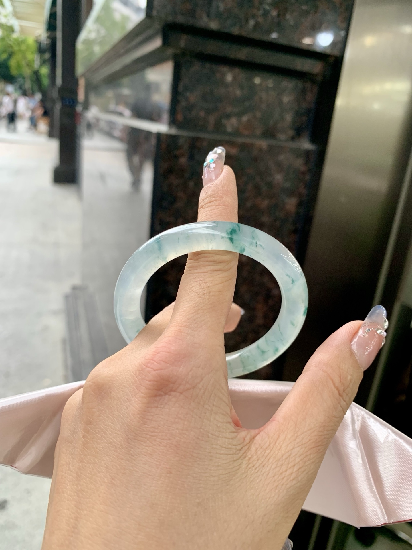 冰飘花圆条，50.5/8.9/9，0417-N465，打灯细纹，不影响，底妆冰透，胶润细腻，蓝花灵动飘逸，勾勒出一幅唯美诗意的山水意境画，古典优雅又秀气，有纹