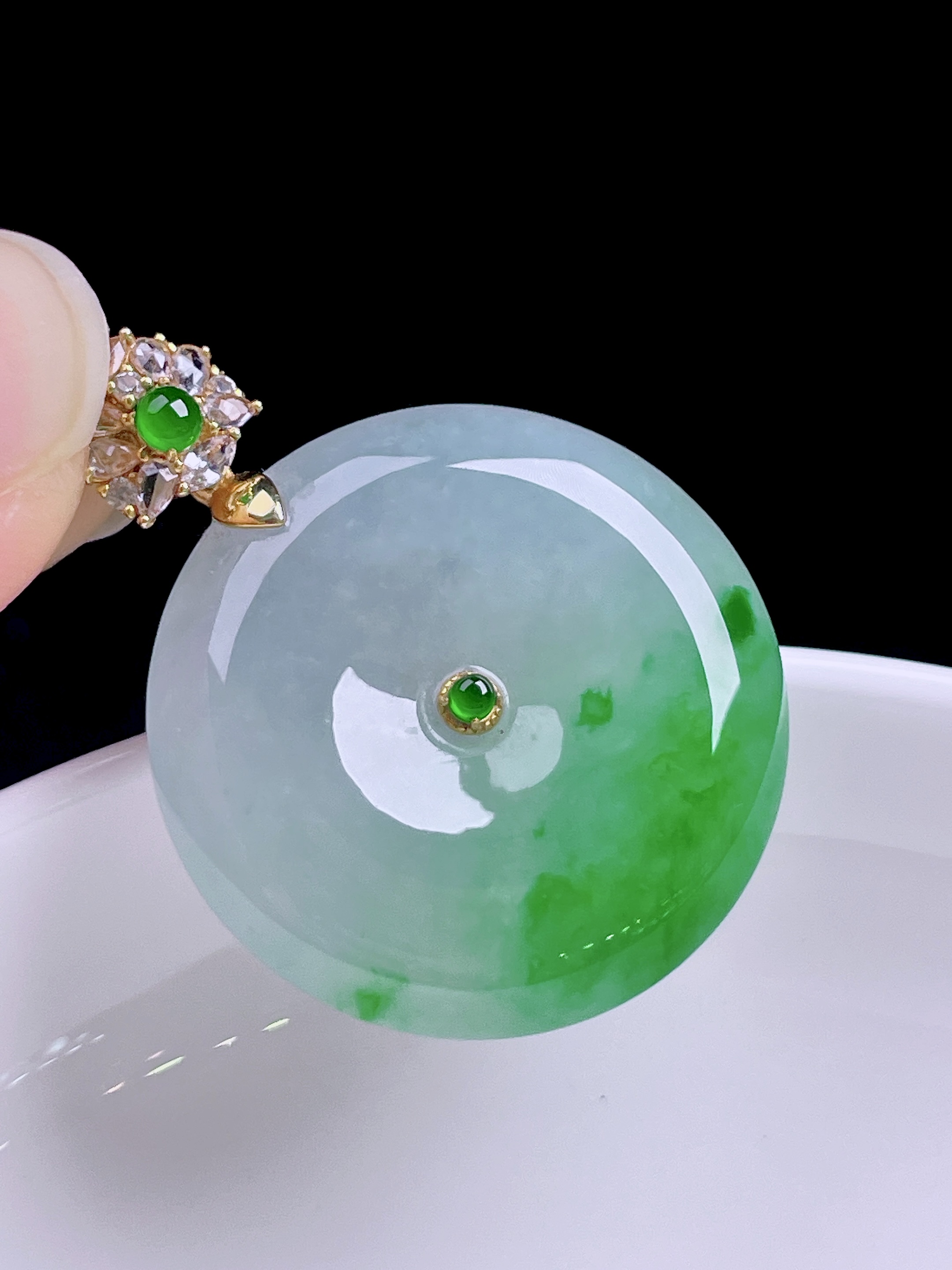 ️ 冰飘绿花平安扣 花色灵动，种老水润，18k金镶嵌 整体：33.2 裸石：25.5/6.2，ss50182a