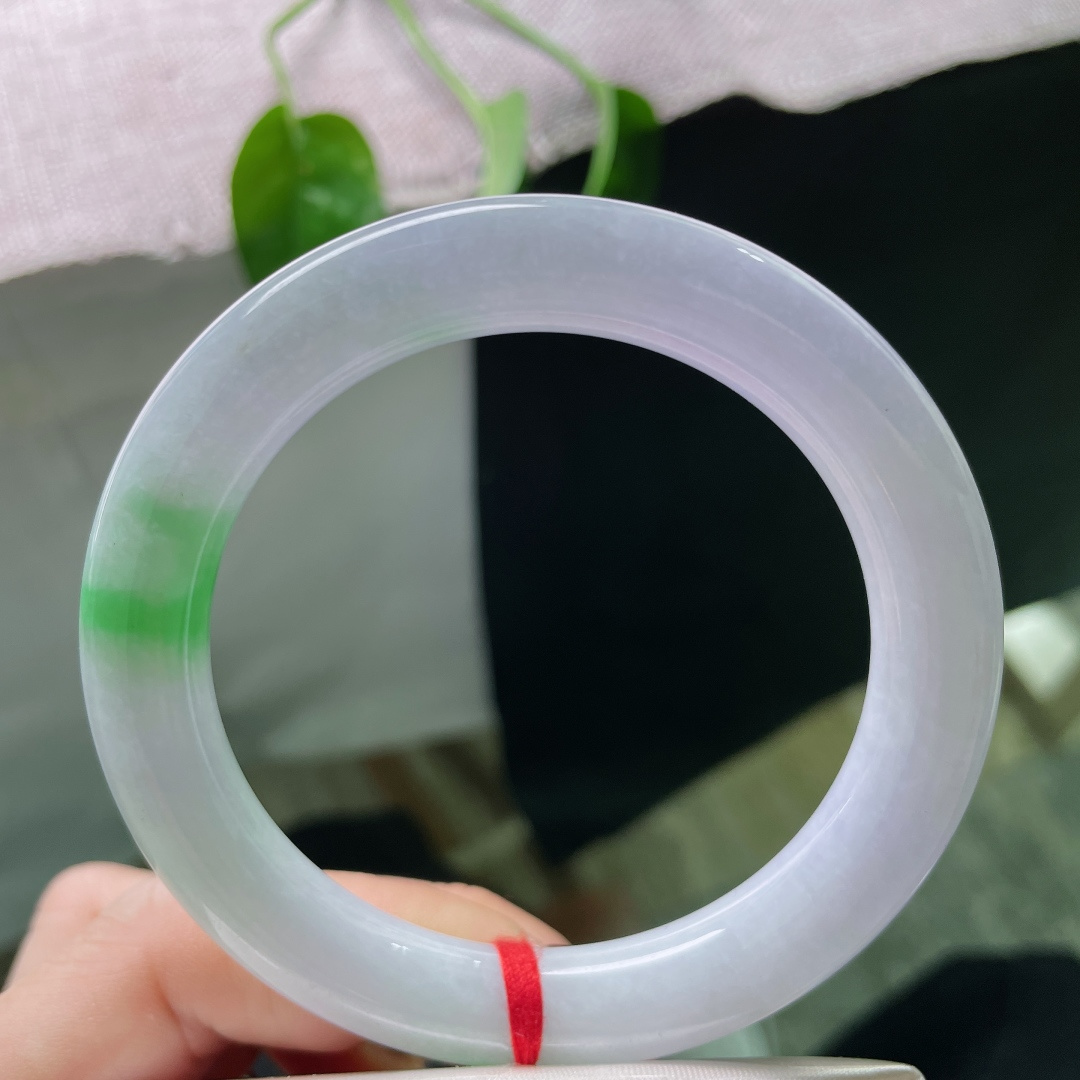 57/10.5春彩圆镯，水润细腻，春风有信，花开有期。紫霞栖于腕，翠色落于心。无裂，ss50741a