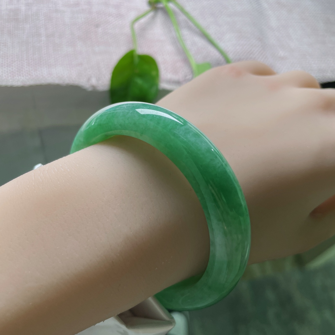 54.5/8.7绿底正圈，如青山含黛，叠翠连绵，水润，种老，有纹，ss50684a