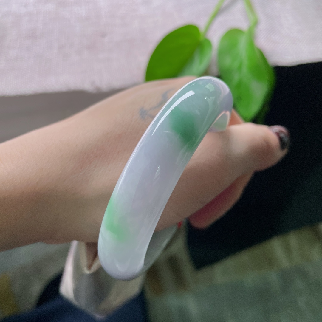 55.4/14/8.9，春带彩正圈，紫为云霞，绿为远岫，是玉中难得一见的“泼彩”意境。无裂，ss50448a