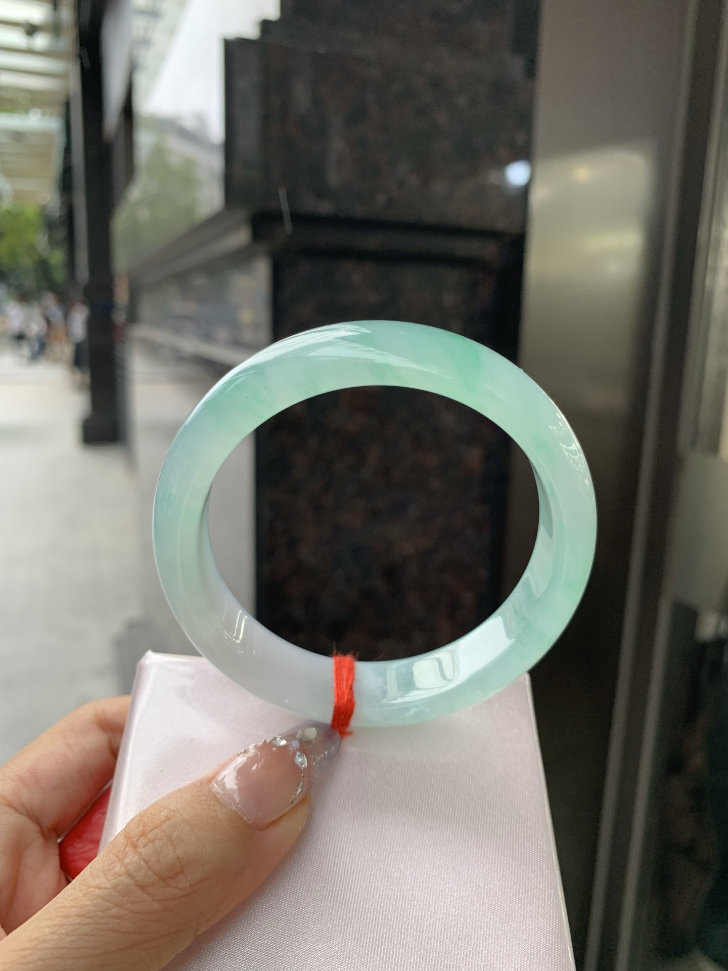 冰飘绿花宽版正圈，57.3/14/8，0417-N460，打灯细纹，底妆冰润细腻，春风十里不如腕间一抹绿，绿花如春日的嫩草，仙气缭绕，很有意境，古典优雅令人沉醉其中