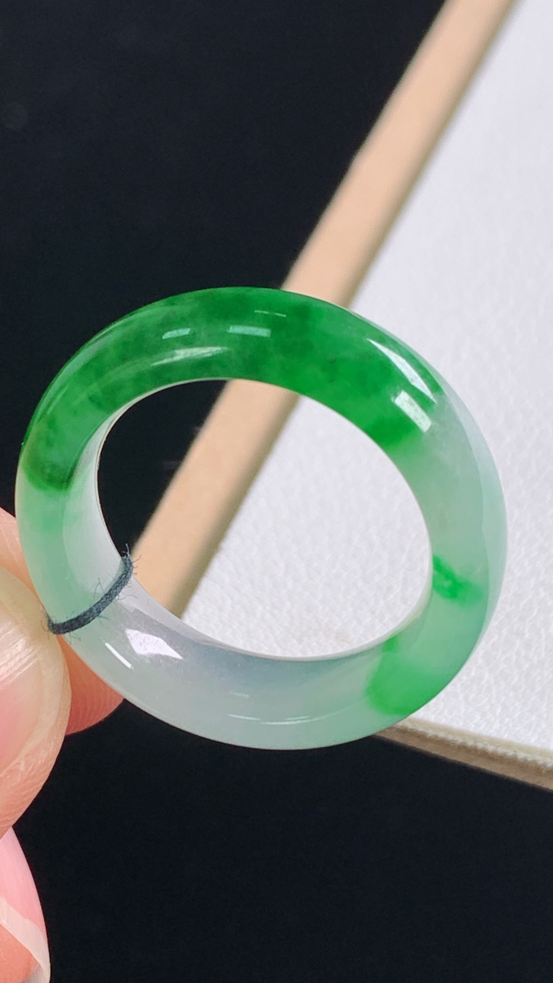 ️超值，冰飘绿指环，色泽漂亮，水润细腻，无裂，尺寸:圈口18/18.4-6.6-3.6mm