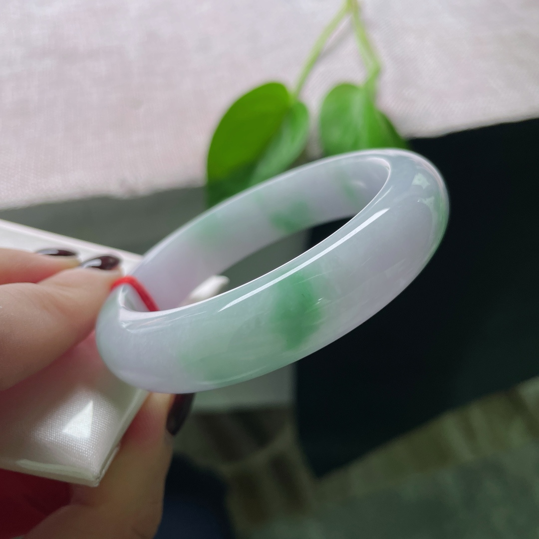 55.4/14/8.9，春带彩正圈，紫为云霞，绿为远岫，是玉中难得一见的“泼彩”意境。无裂，ss50448a