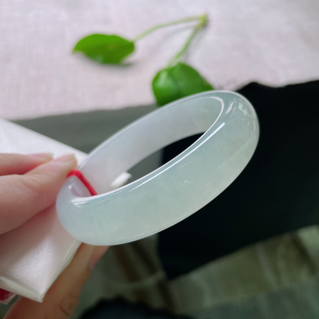 55.1/14.5/8.4淡绿底正圈，宽版轮胎镯，颜色清爽，淡雅倾心，时尚，无裂。ss50231a