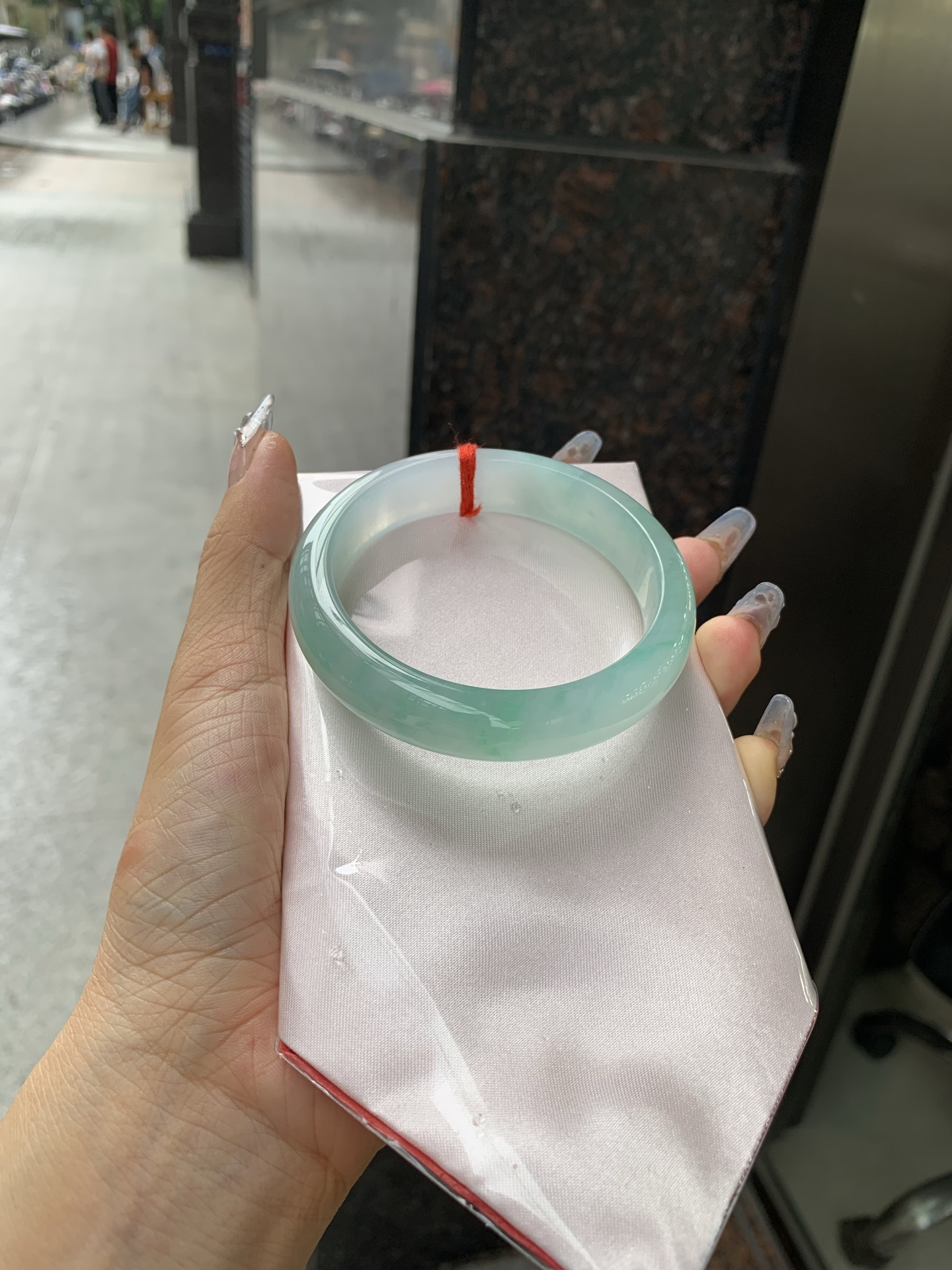 冰飘绿花宽版正圈，57.3/14/8，0417-N460，打灯细纹，底妆冰润细腻，春风十里不如腕间一抹绿，绿花如春日的嫩草，仙气缭绕，很有意境，古典优雅令人沉醉其中