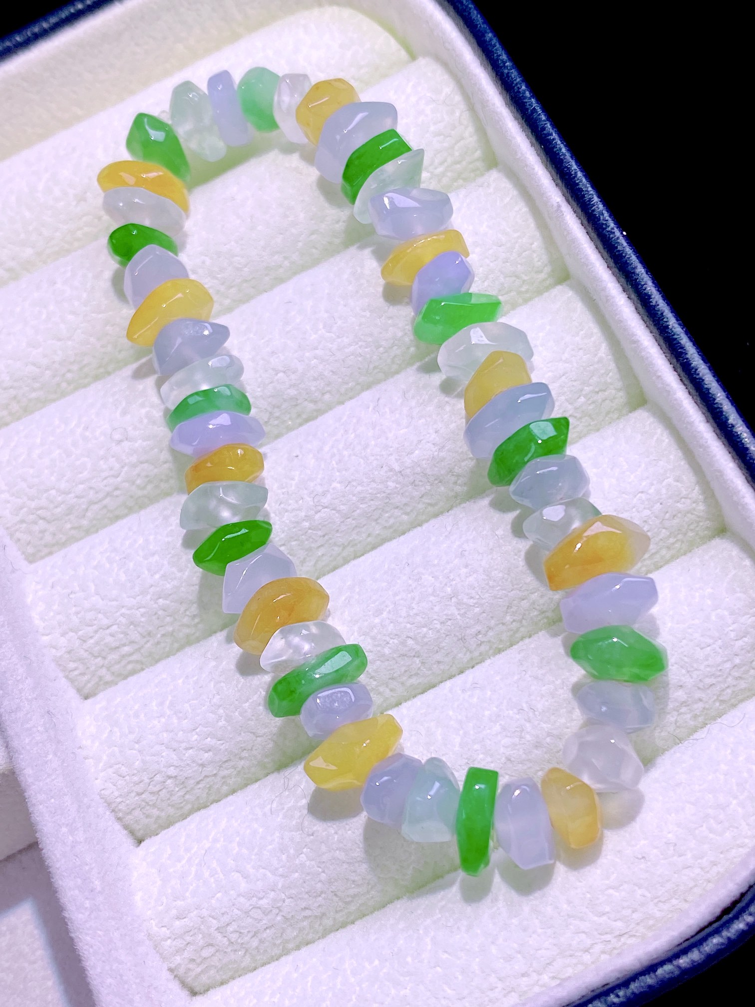 ️ 所有美好 长驻你心 …天然翡翠冰种多彩手串 说不尽的婉约 冰种起胶品质卓越 佩戴高贵华美 十分出彩 另人向往，8-6.8-3.5