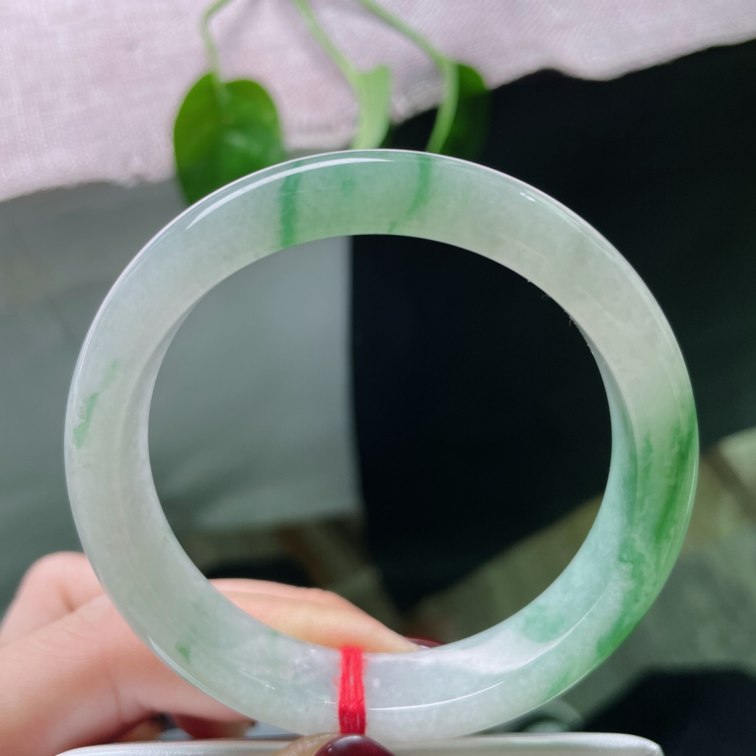 55.3/10.7/7.9飘绿正圈，像极了雨后的山林，清透的底子上，浮着几缕鲜活的绿。无裂，ss50755a