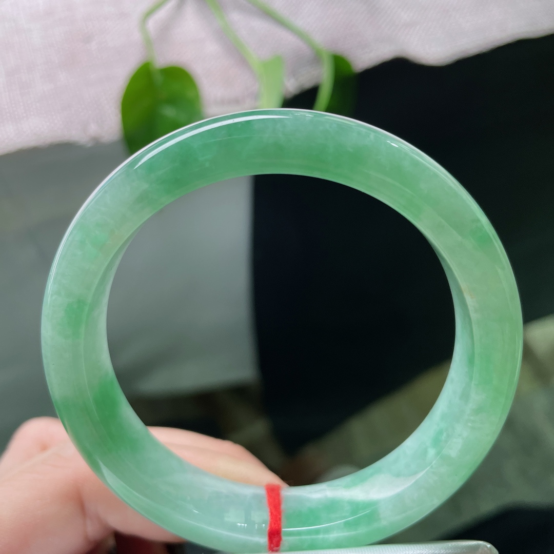 56.2/12.1/7.9，绿底正圈，将一整个盎然的夏天，藏进盈盈一方。一点洒金不明显，皮纹，ss5