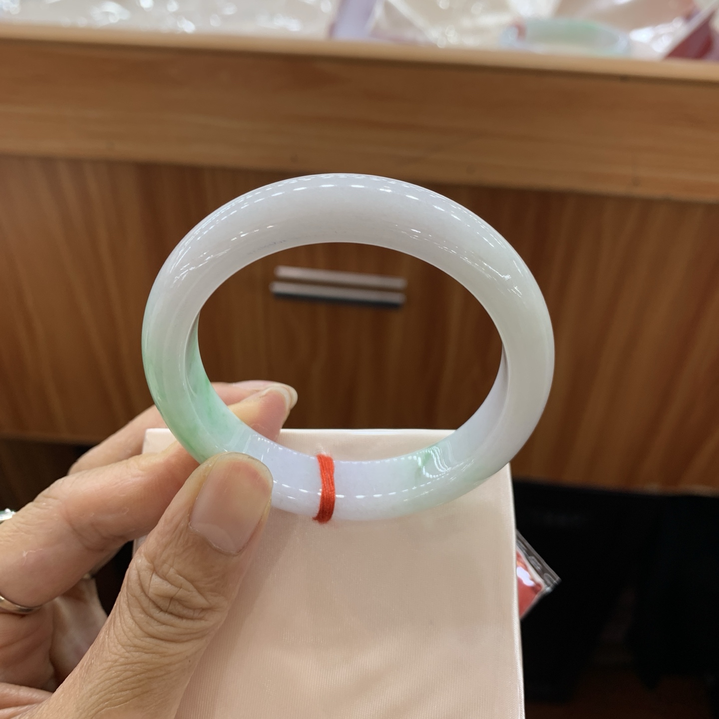 041602LJ飘绿正圈翡翠手镯53-12-8.5