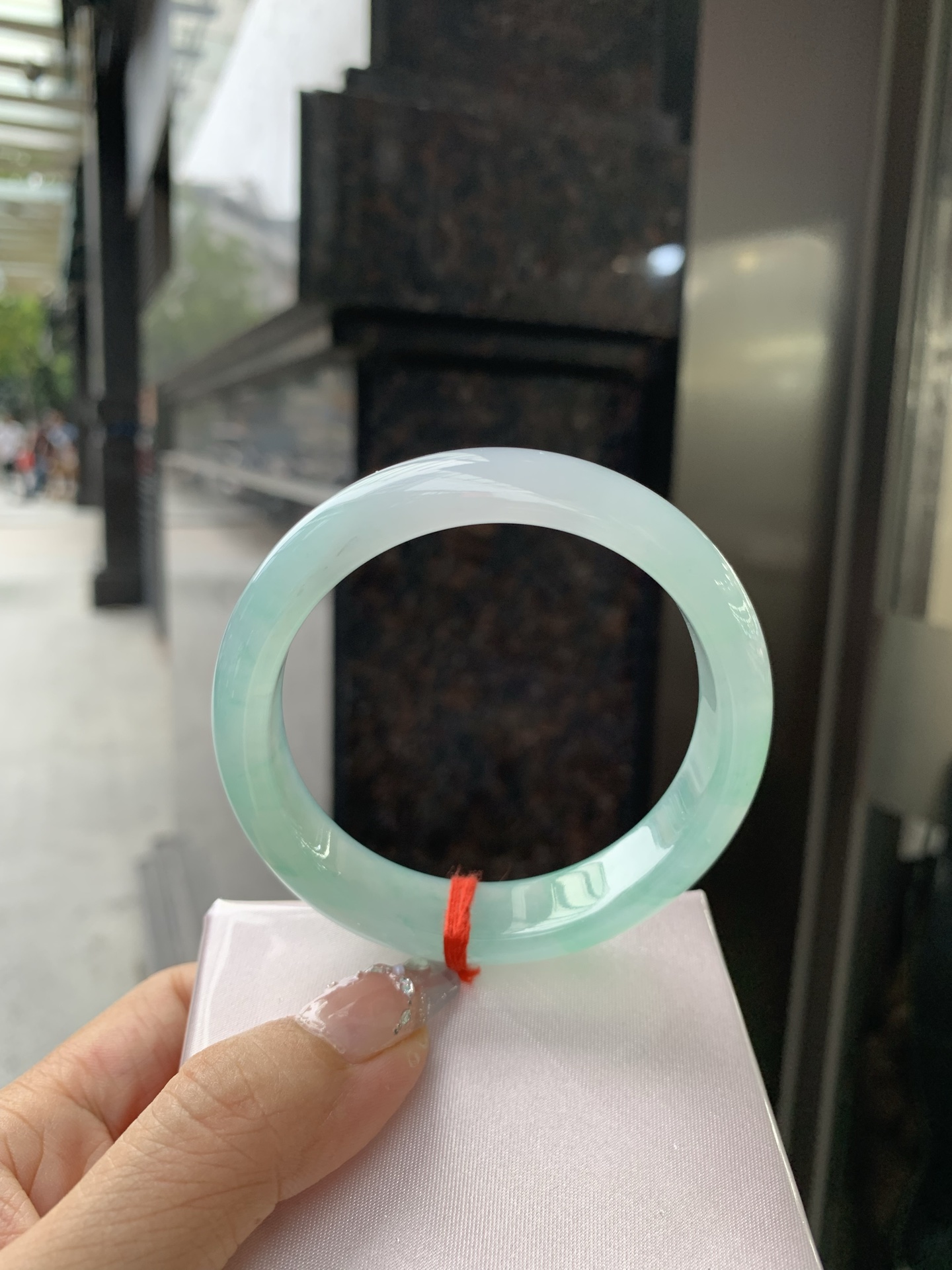 冰飘绿花宽版正圈，57.3/14/8，0417-N460，打灯细纹，底妆冰润细腻，春风十里不如腕间一抹绿，绿花如春日的嫩草，仙气缭绕，很有意境，古典优雅令人沉醉其中