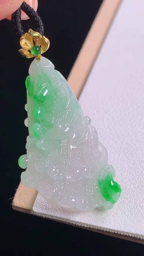 ️超值，18K冰飘绿白菜吊坠，无裂，尺寸:44.5-38.1-20.7-8.1mm