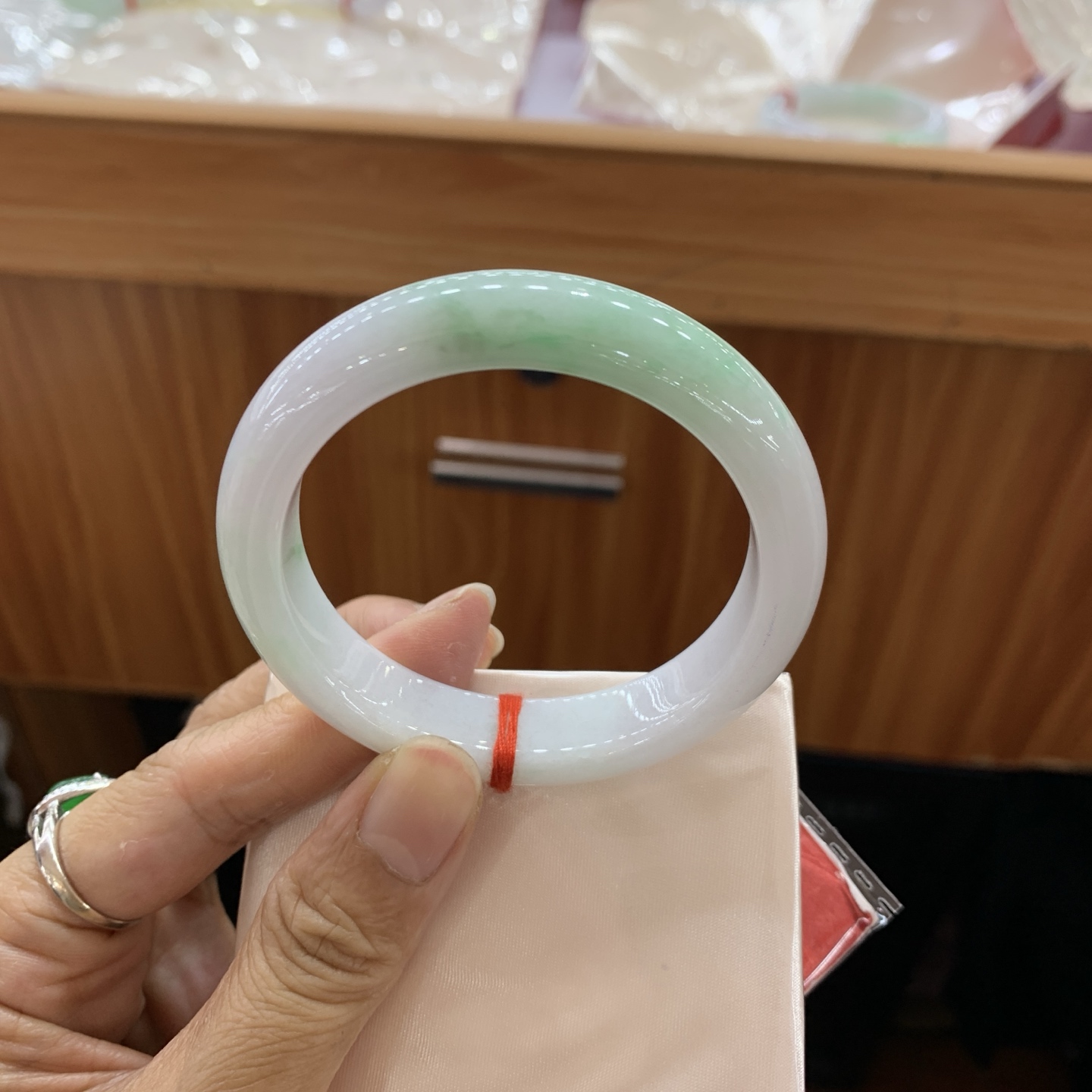 041602LJ飘绿正圈翡翠手镯53-12-8.5