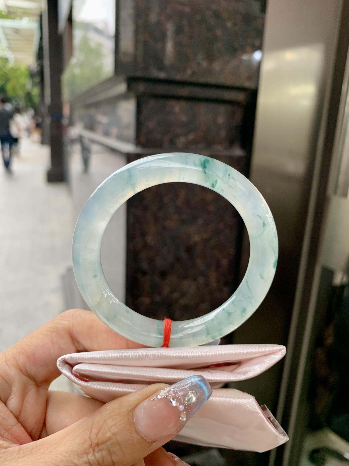 冰飘花圆条，50.5/8.9/9，0417-N465，打灯细纹，不影响，底妆冰透，胶润细腻，蓝花灵动飘逸，勾勒出一幅唯美诗意的山水意境画，古典优雅又秀气，有纹