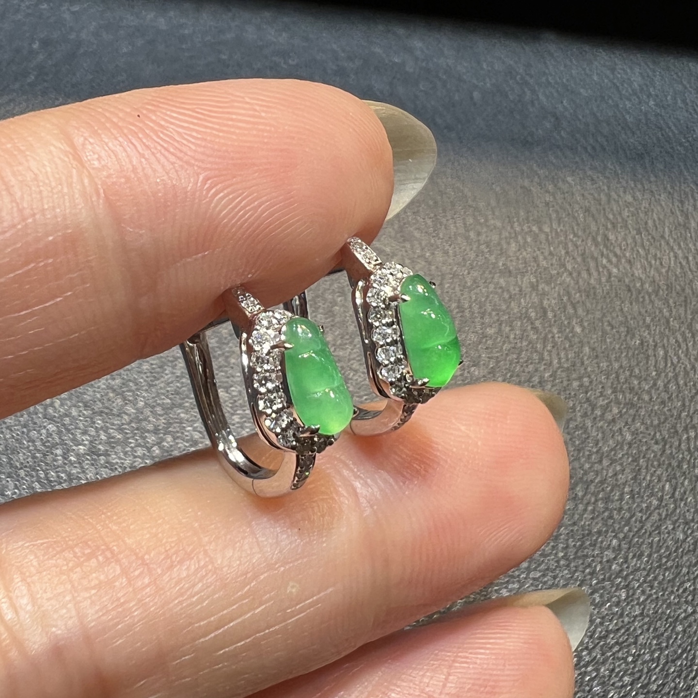 ️18k金钻石镶嵌冰种起光阳绿翡翠豆子耳包福豆耳环耳钉精品天然缅甸A货，6.4-3.9-8.6-5.3-4.7