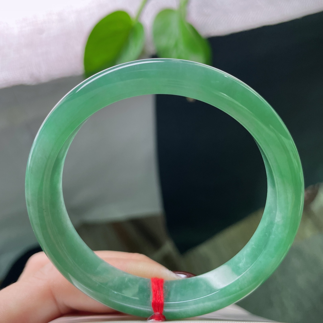 57.4/11.4/7.7，绿底正圈，水润细腻，盈盈一水间，脉脉不语。乌鸡，无裂，ss50932a