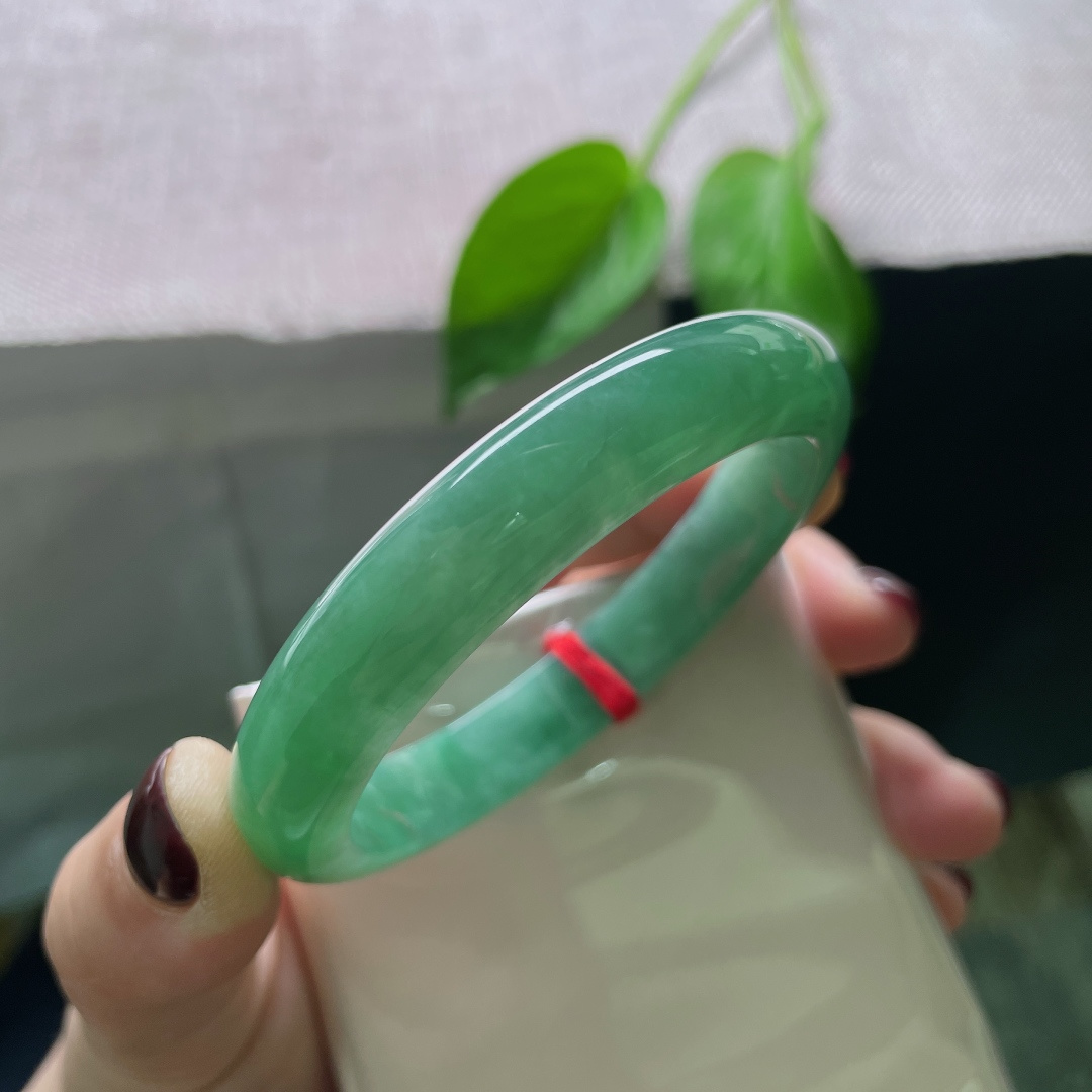 57.4/11.4/7.7，绿底正圈，水润细腻，盈盈一水间，脉脉不语。乌鸡，无裂，ss50932a