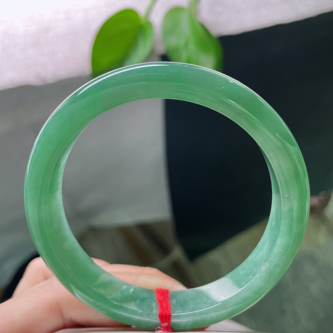 57.4/11.4/7.7，绿底正圈，水润细腻，盈盈一水间，脉脉不语。乌鸡，无裂，ss50932a