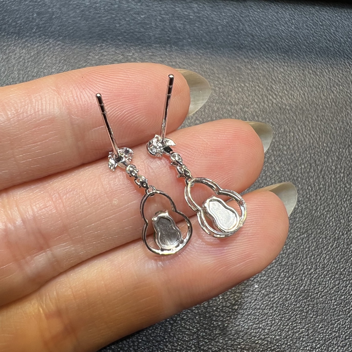 ️18k金钻石镶嵌冰种阳绿起光小葫芦耳钉耳坠精品天然缅甸翡翠A货，5.9-4.3-19.6-7.6-3.6