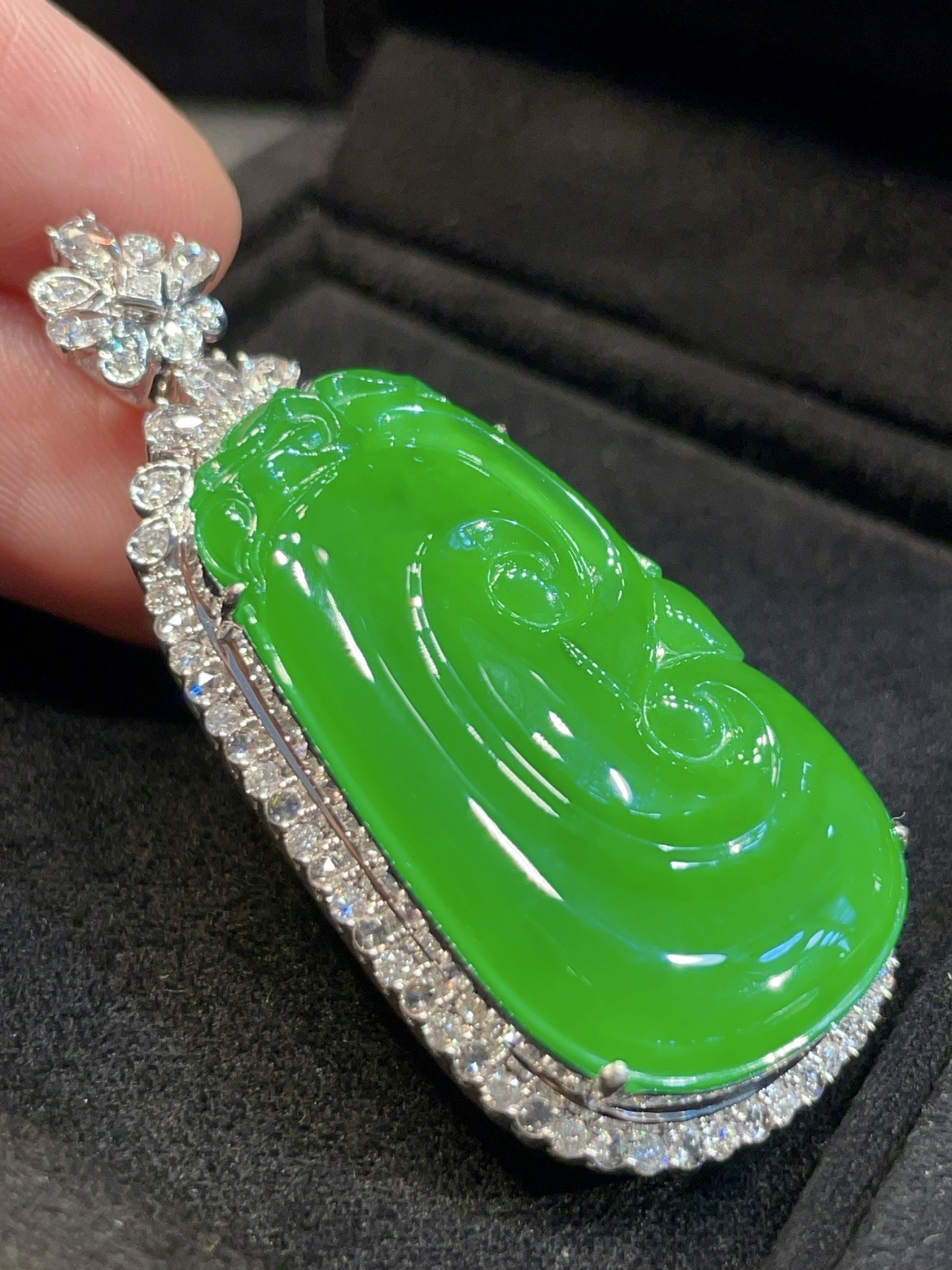 ️满阳绿如意吊坠，盈盈翠色一水间 清新明媚，18k真金真钻镶嵌～，51.8-23.2-12-36.5-20.2-3