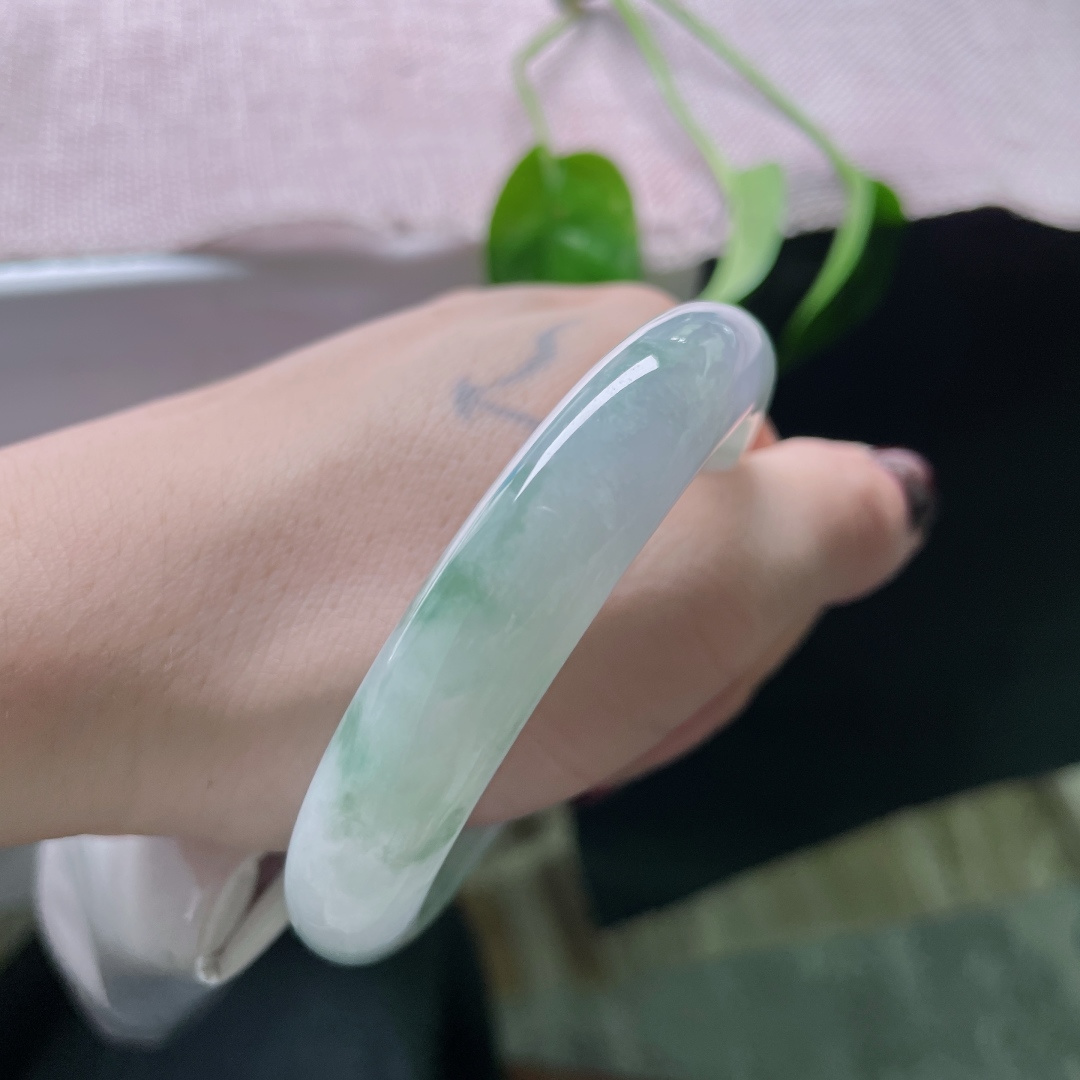 54.3/11.6/8.1，飘花正圈，水头好，质地温润细腻，干净清爽，一点皮纹，无裂，ss50492a