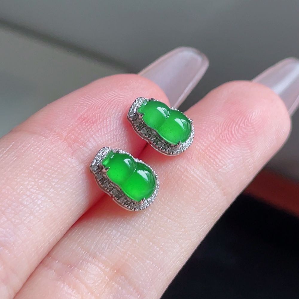 ️ 冰阳绿葫芦耳钉 色泽鲜艳 种老水润 18k金镶嵌 整体 9.7/6.7 裸石 7.9/4.9