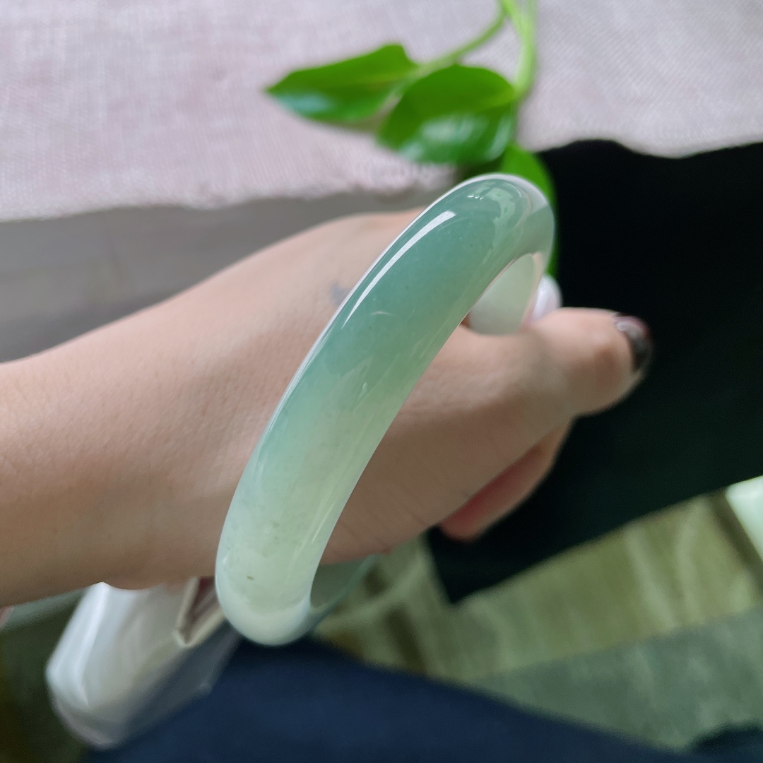 60/12.1/8.8，浅油正圈，大圈口，颜色由浅入深，衬得皮肤白皙透亮，气质温婉。无裂，ss50345a