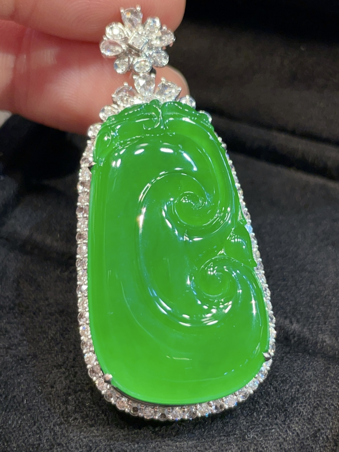 ️满阳绿如意吊坠，盈盈翠色一水间 清新明媚，18k真金真钻镶嵌～，51.8-23.2-12-36.5-20.2-3