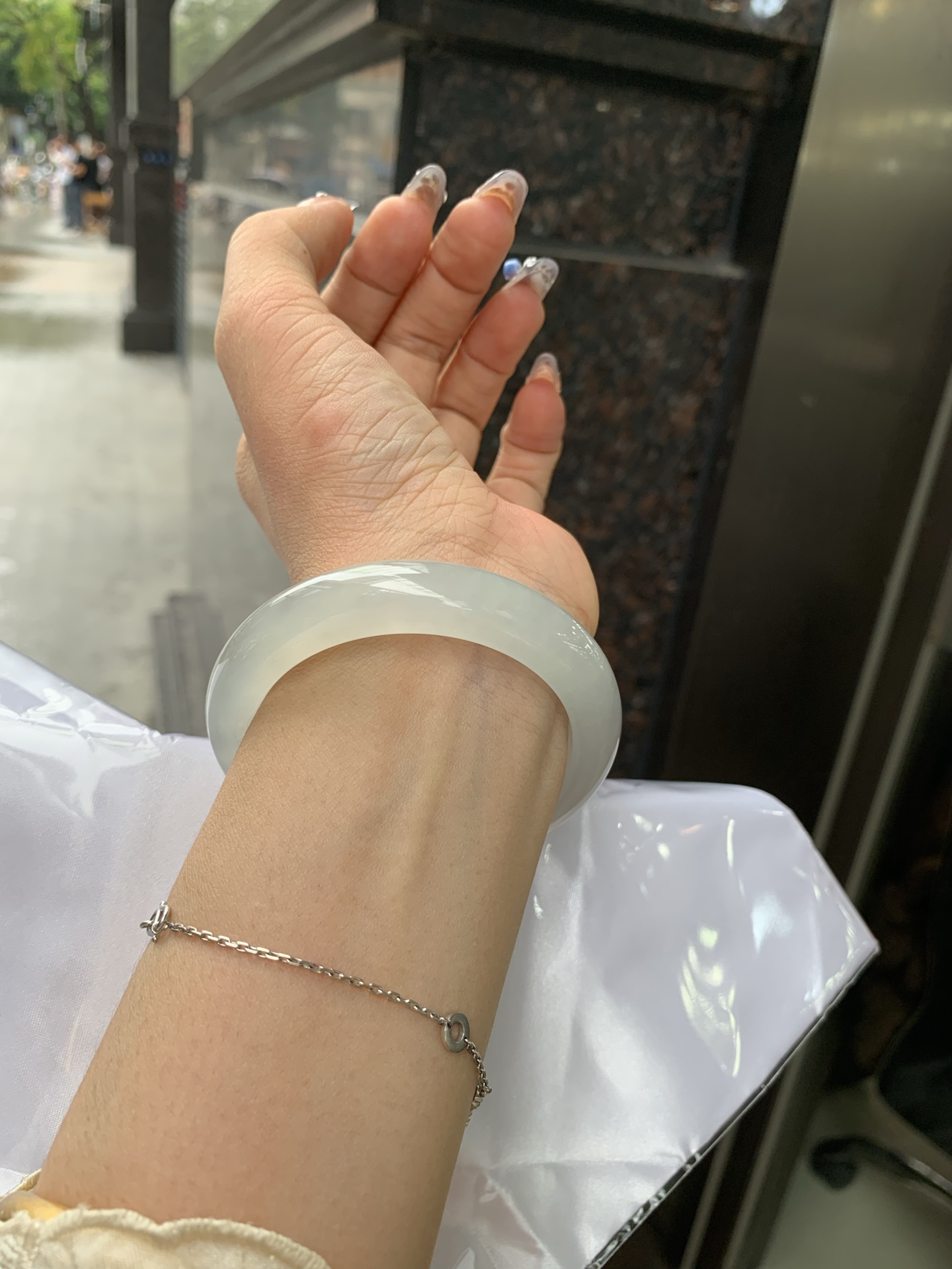 白冰正圈52.5-8.5-11.70417-H783-40打灯棉絮，底妆冰润细腻，一腕清透，简约清爽，不挑肤色年龄，给人一种清雅脱俗，天真纯美的感觉，真不愧是翡翠中的初恋